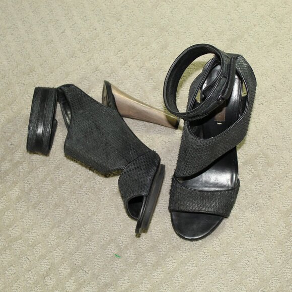 CHIC! BCBGMaxaria Wm Sz 10B Black Edgy Scale Pattern Ankle Strap 5" High Heels - Picture 1 of 6